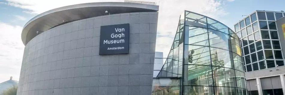 Le bâtiment du musée Van Gogh est remarquable par sa conception architecturale à Amsterdam, aux Pays-Bas.