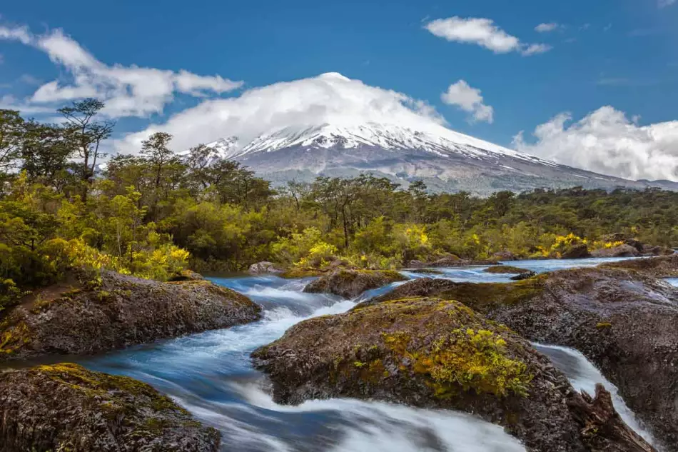 Visitez aussi les chutes de Petrohue avec une vue imprenable sur le volcan Osorno