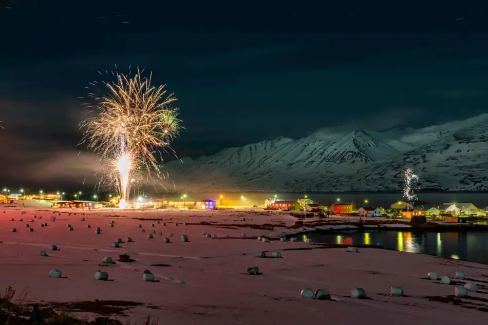 Festivités du Nouvel An dans la ville de Hauganes en Islande