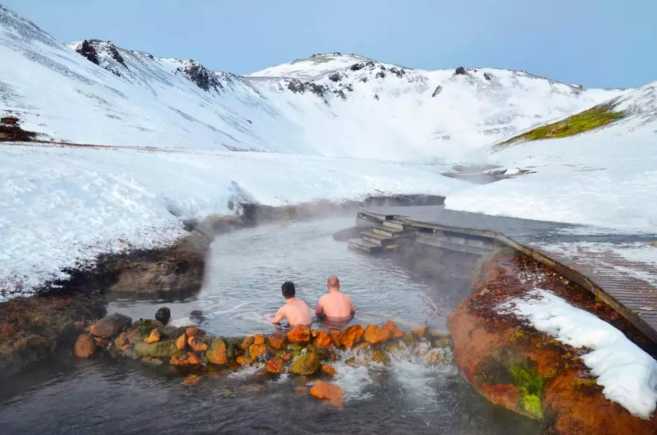 Hors du temps dans les paysages enneigés de l'Islande