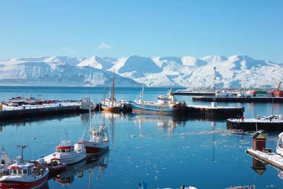 Vue du port enneigé de pêcheurs à Húsavík dans le nord du pays