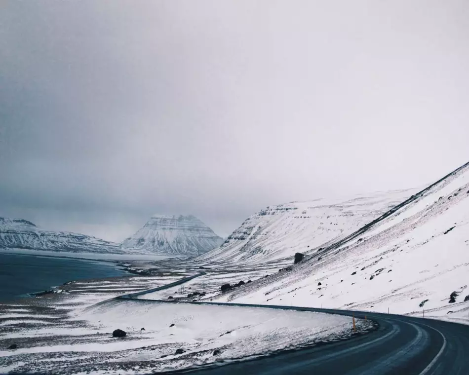 Les paysages enneigés de l'Islande en hiver