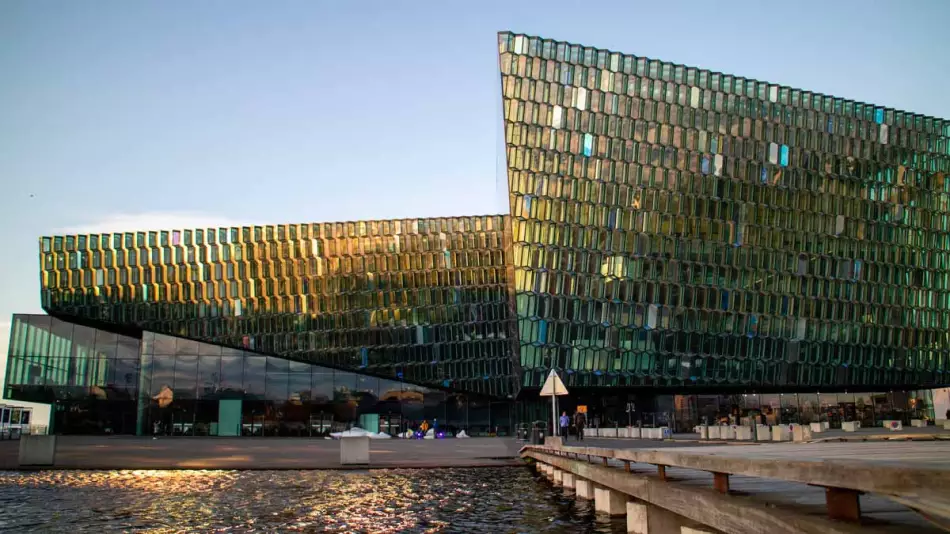 Salle de concert Harpa Concert Hall dans la capitale islandaise, une activité idéale pour les mois froids