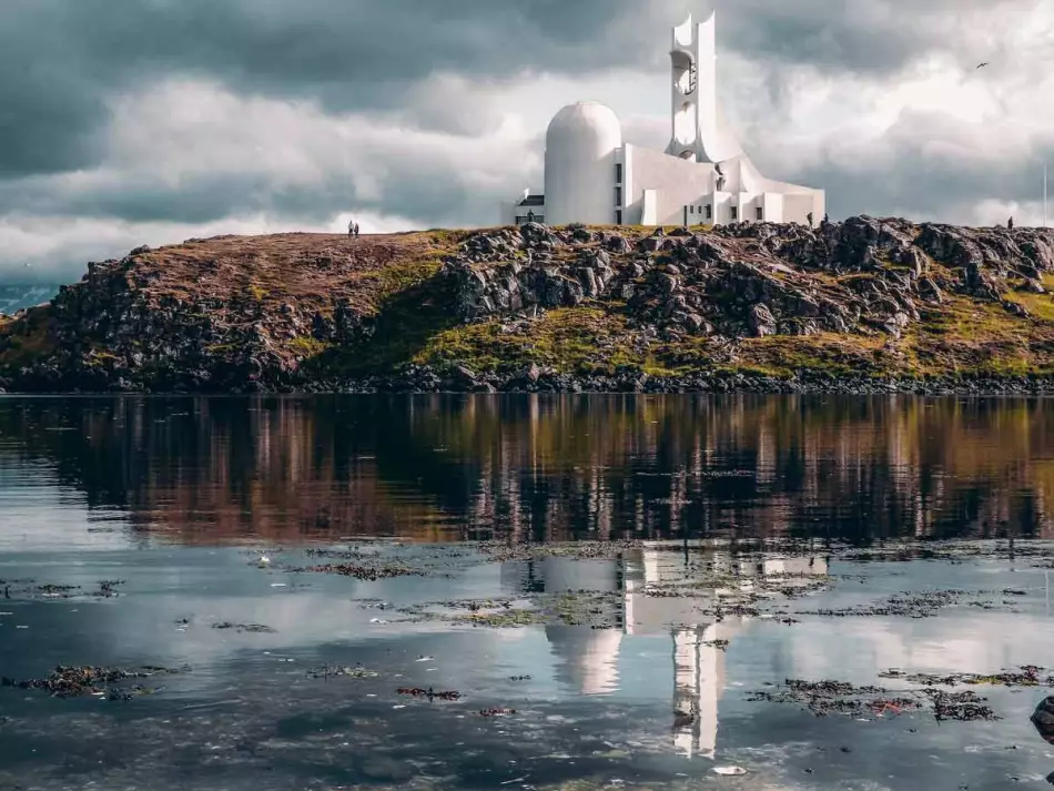 Vue incroyable d'une église sur le rivage de Stykkishólmur