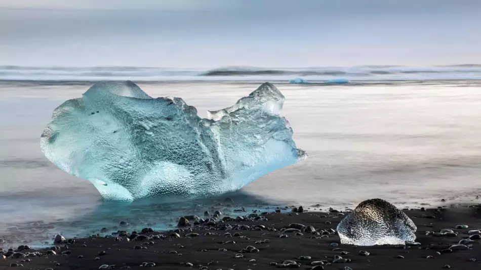 La glace figée sur une plage d'Islande (Jökulsarlon)
