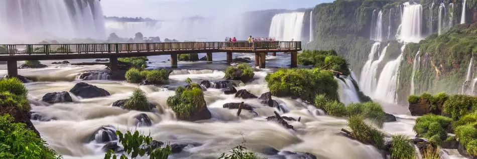 Vue imprenable sur les chutes d'Iguazú à la frontière entre le Brésil et l'Argentine