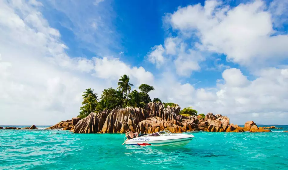Plongeurs devant l'îlot Saint-Pierre aux Seychelles