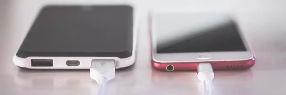 Deux téléphones posés sur une table blanche en chargement