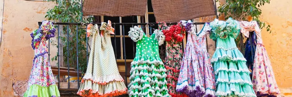 Robes traditionnelles de flamenco étendues le long d'un balcon