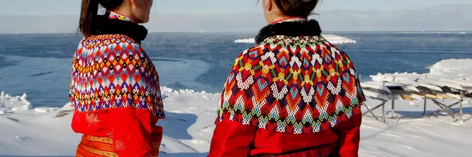Deux jeunes femmes inuits portant le costume national groenlandais