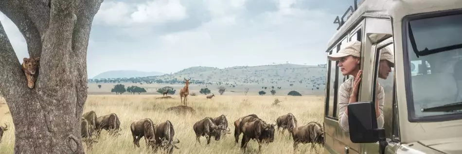 Jeune femme lors d'une excursion au cours de son voyage en train à travers l'Afrique