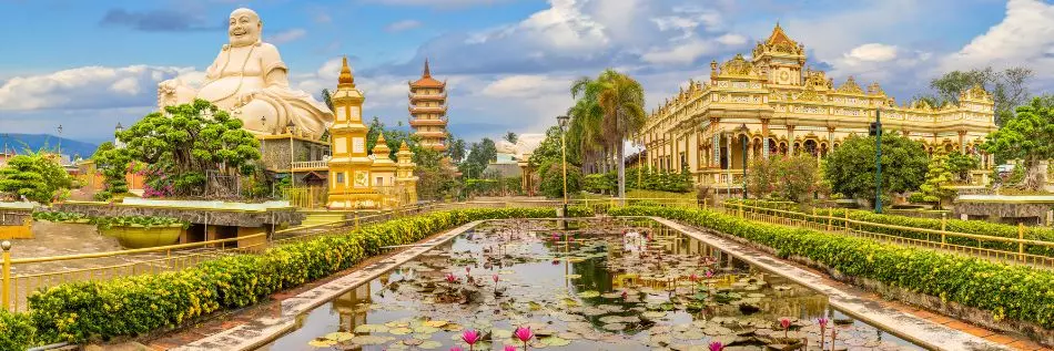 Paysage avec la pagode Vinh Tranh à My Tho, Delta du Mékong, Vietnam