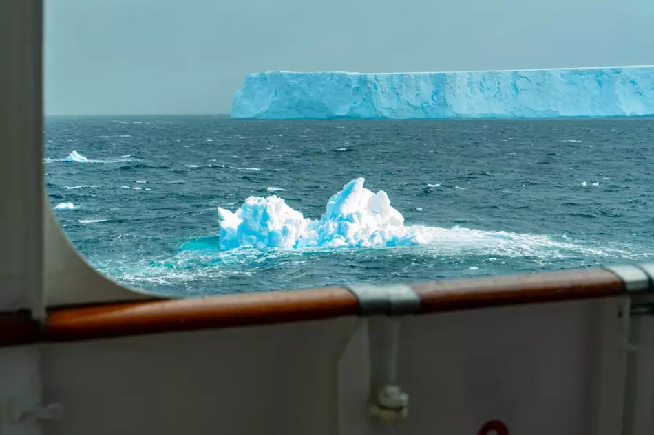 Iceberg visible depuis un navire de croisière dans le passage de Drake
