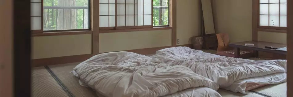 Intérieur d'une chambre style Ryokan japonais avec un matelas futon sur le tatami