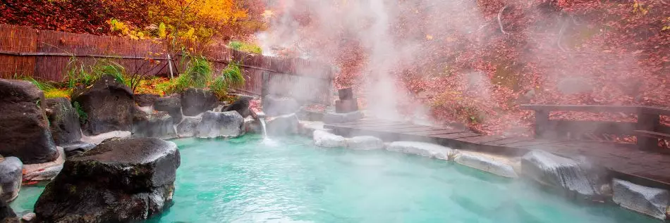 Onsen japonais entouré de feuilles rouges-jaunes en automne, Yamagata au Japon.