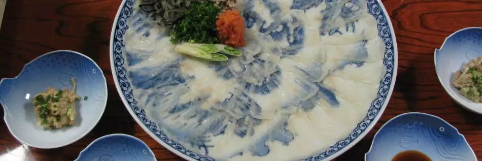 Poisson fugu servi en sashimi dans un restaurant du Japon