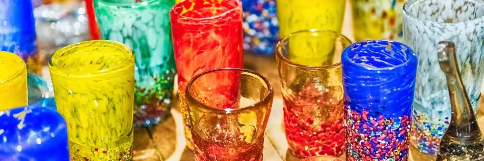 Gobelets colorés en verre traditionnel de Murano à Venise, Italie