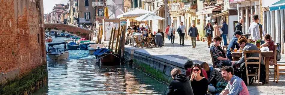 Personne profitant des beaux jours dans le quartier de Cannaregio à Venise, Italie