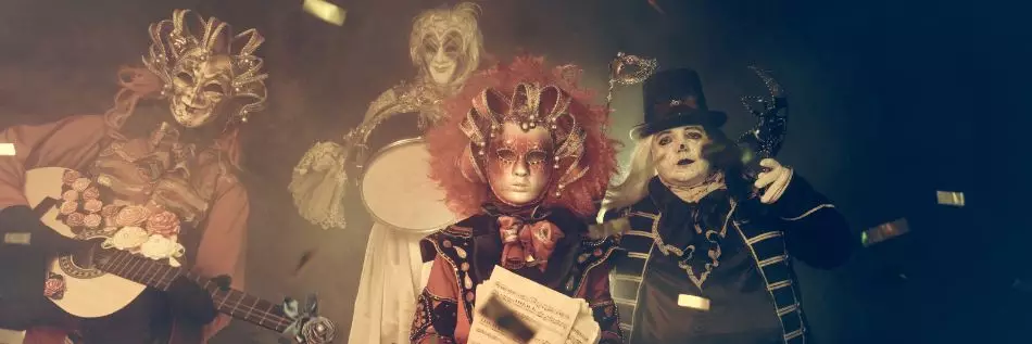 Troupe de musiciens en costume lors du carnaval de Venise