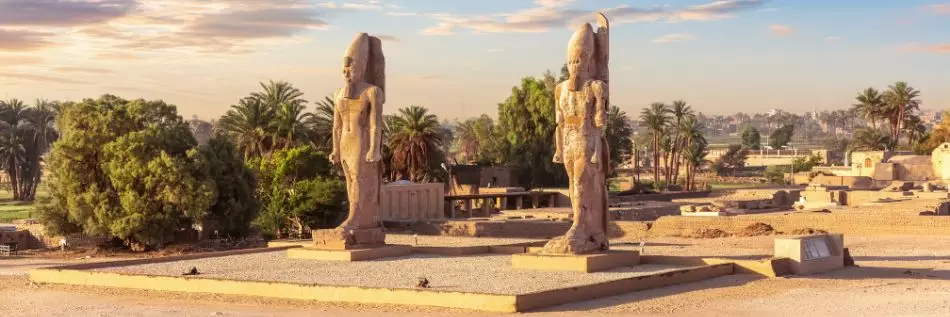 Statues colossales en route pour la Vallée des Rois, Louxor, Egypte.