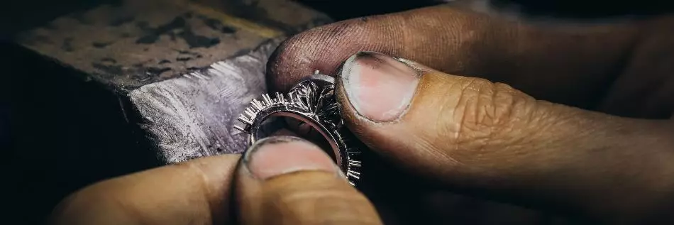 Artisan fabricant une bague en argent