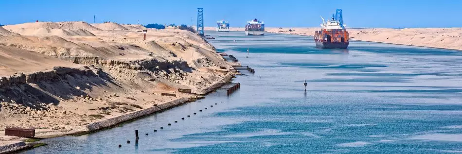 Convoi de navires passant par le canal de Suez