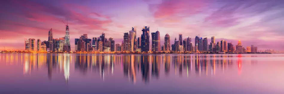 L'horizon panoramique de Doha, au Qatar, au lever du soleil