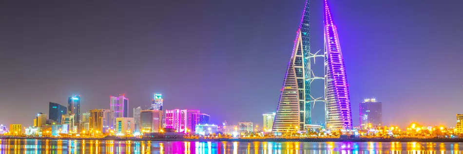 Skyline de Manama dominée par le bâtiment du World Trade Center pendant la nuit, Bahreïn.