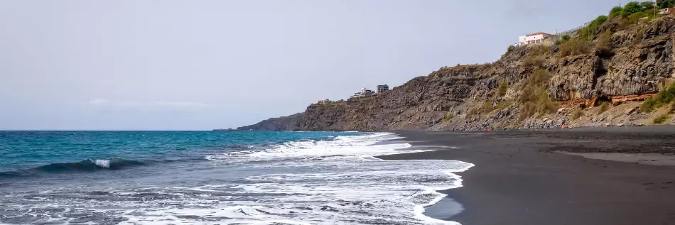 Plage de sable noir "la Praia de Billa", île de Fogo, Archipel du Cap Vert