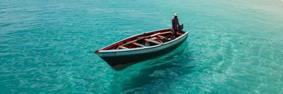 bateau de pêcheur traditionnel sur les côtes de l'île de Sal, Cap-Vert