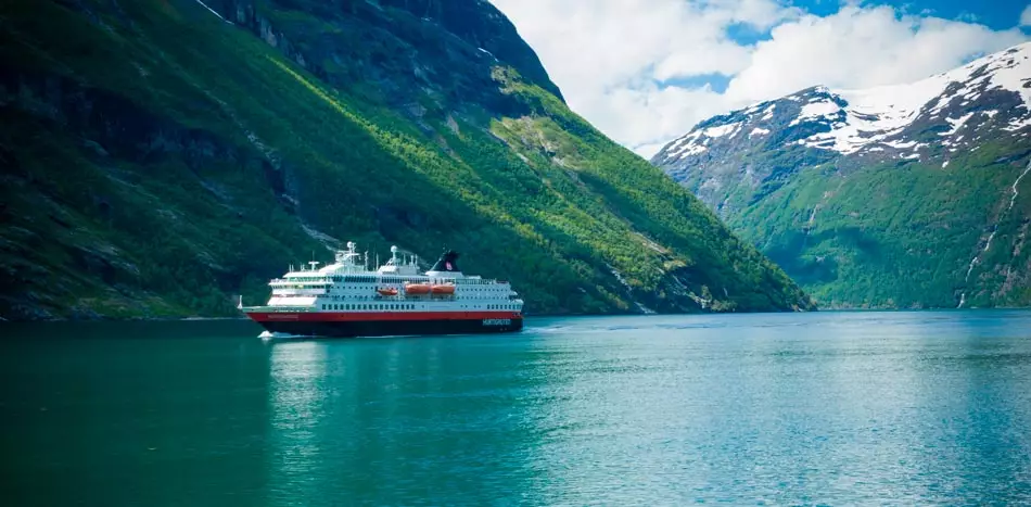 Un bateau de croisière Hurtigruten au Geiranger fjord