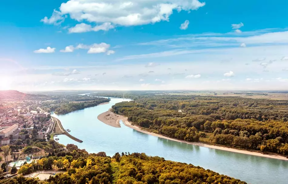 Vue d'un méandre bordant le Parc National lors d'une croisière Danube