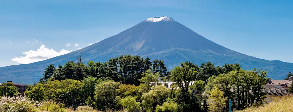 Pentes douces du célèbre volcan vu depuis la rive du lac Kawaguchi