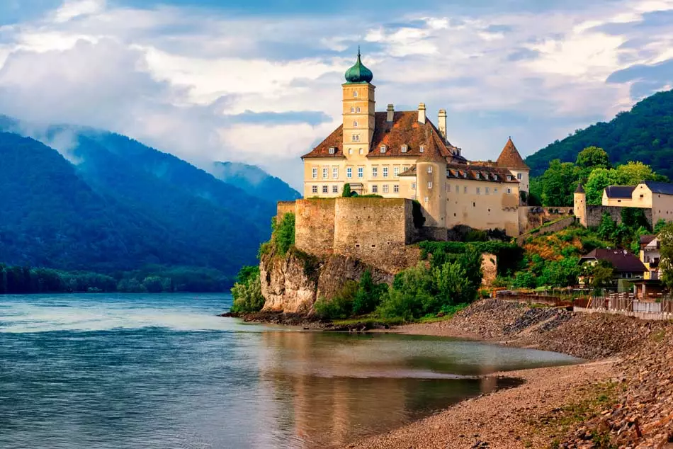 Un château sur la rive du Danube dans la Vallée de la Wachau