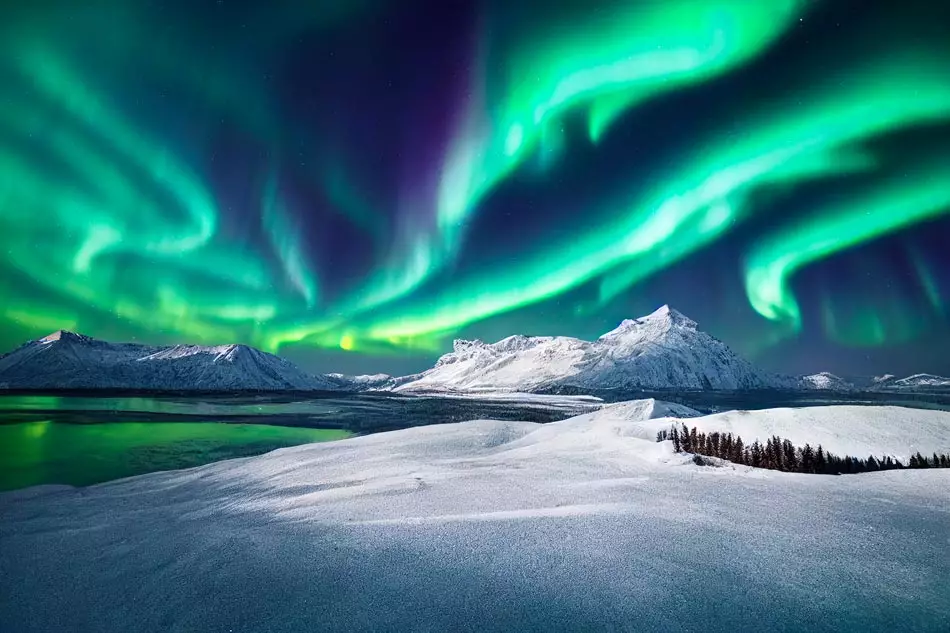 Des aurores boréales visibles au-dessus de montagnes