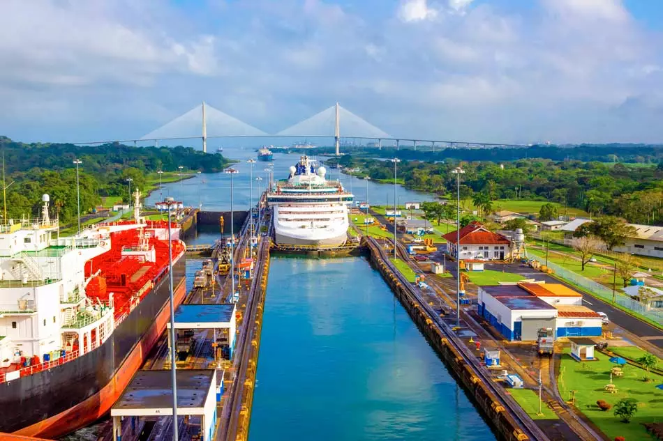 Bateau de croisière dans le Canal de Panama