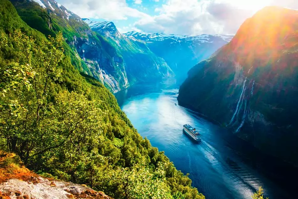 Bateau de croisière naviguant dans un fjord de Norvège