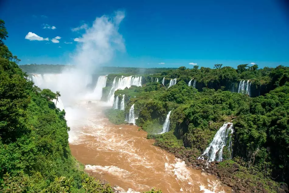 Les chutes d'Iguazú marquent une autre frontière, cette fois avec le Brésil