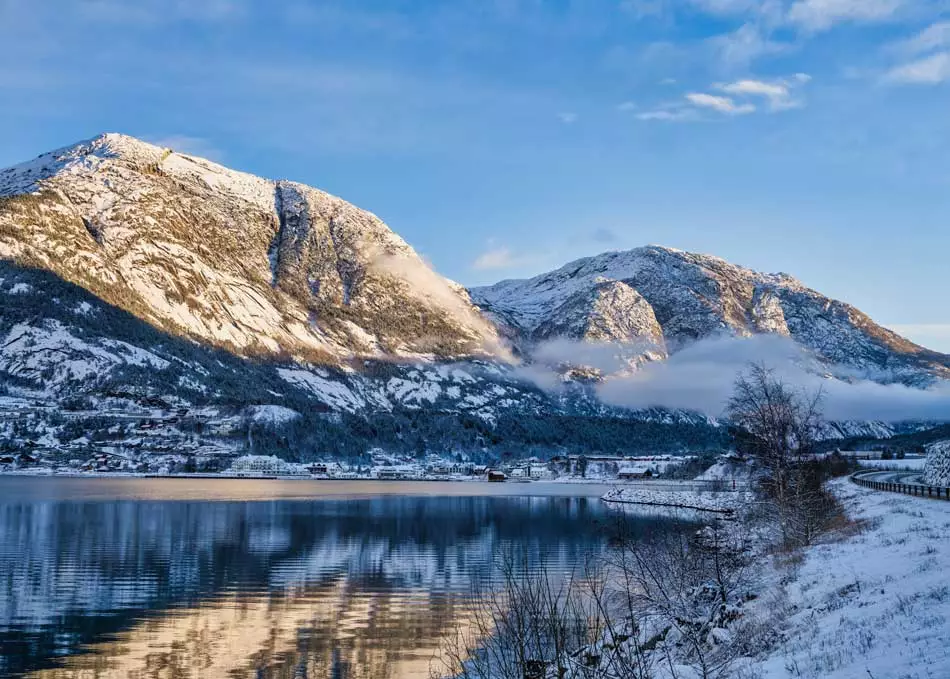 L'Eidfjord sous le ciel bleu en hiver