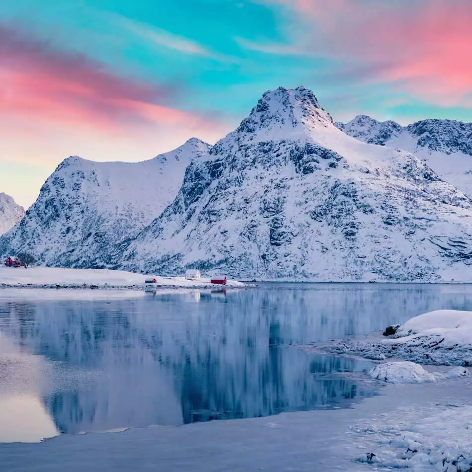 Le cercle polaire arctique et ses fjords norvégiens