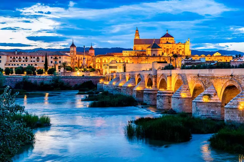 Le fleuve Guadalquivir traversant la ville de Cordoue (Andalousie)