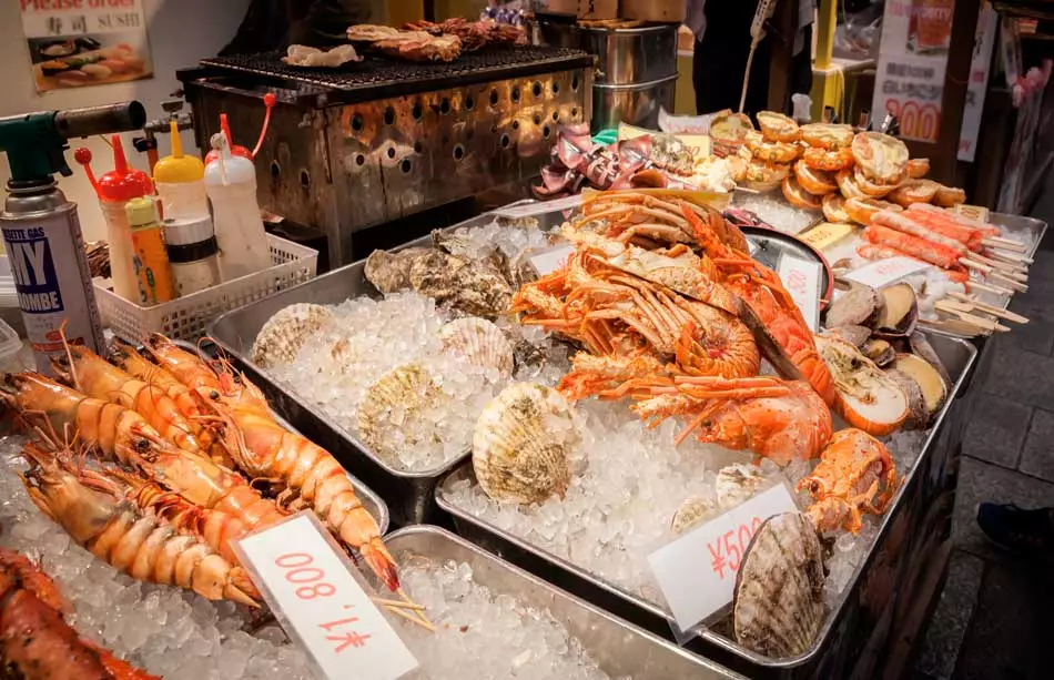 Un commerçant au marché de Kuromon à Osaka