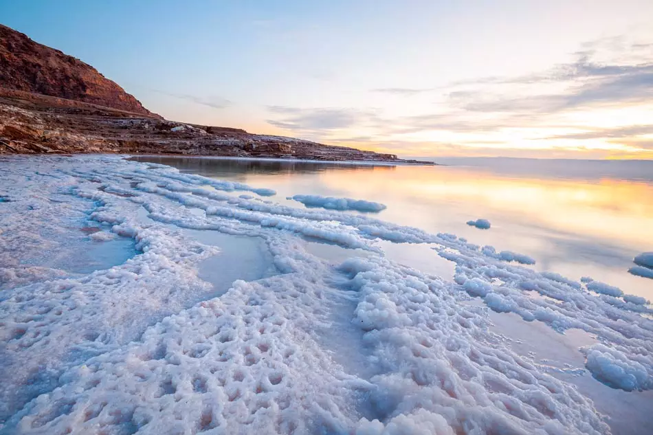 Accumulation de sel sur les rives de la mer Morte