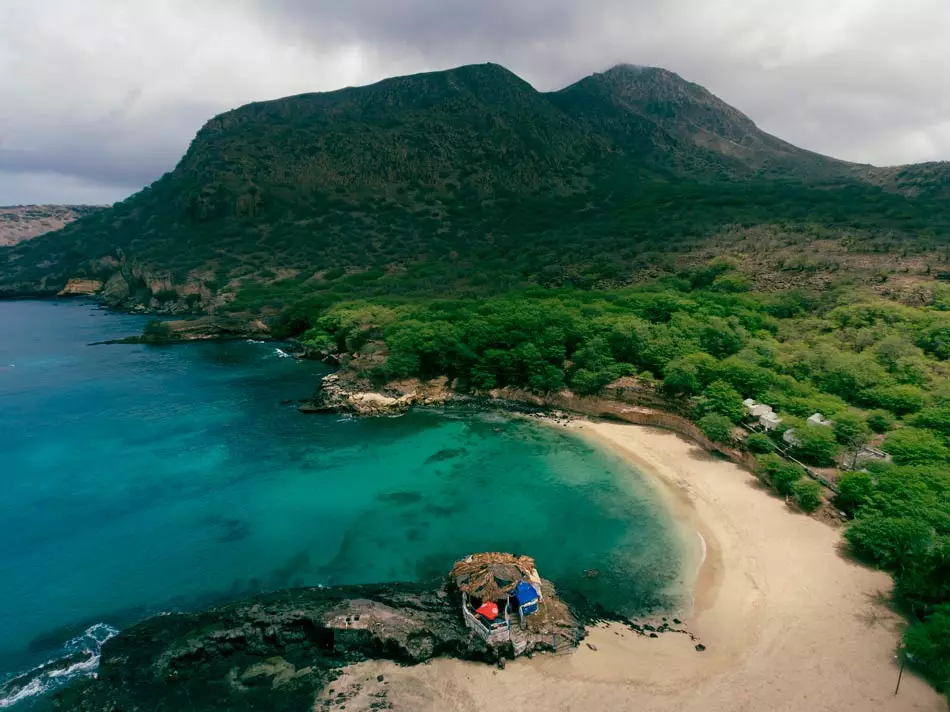 Vue aérienne d'une île de l'archipel