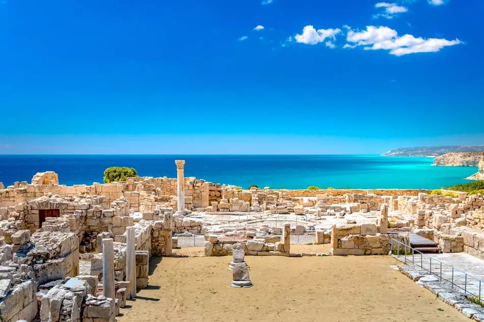 Beauté des vestiges de Chypre vue sur mer