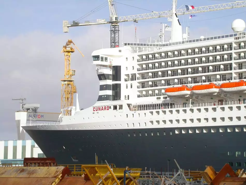 Construction du « QM2 » dans les chantiers de Saint-Nazaire (France)