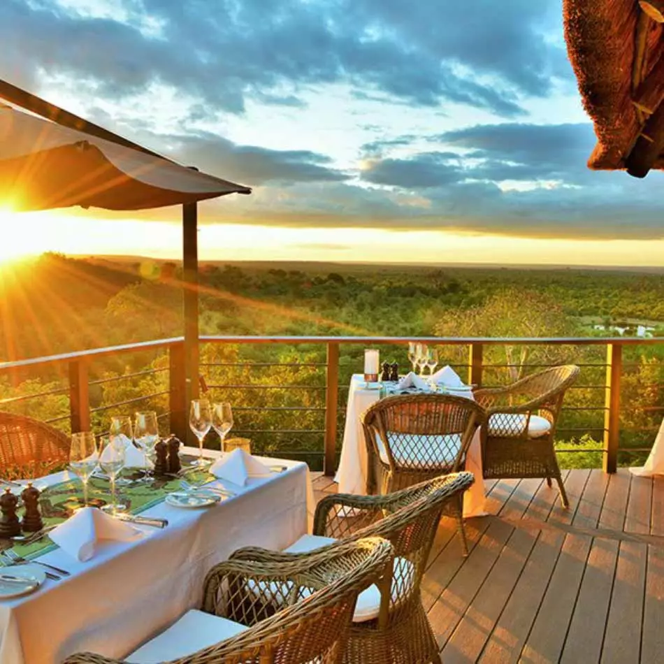 Vue sur le Parc National Kruger depuis la terrasse d'un hôtel