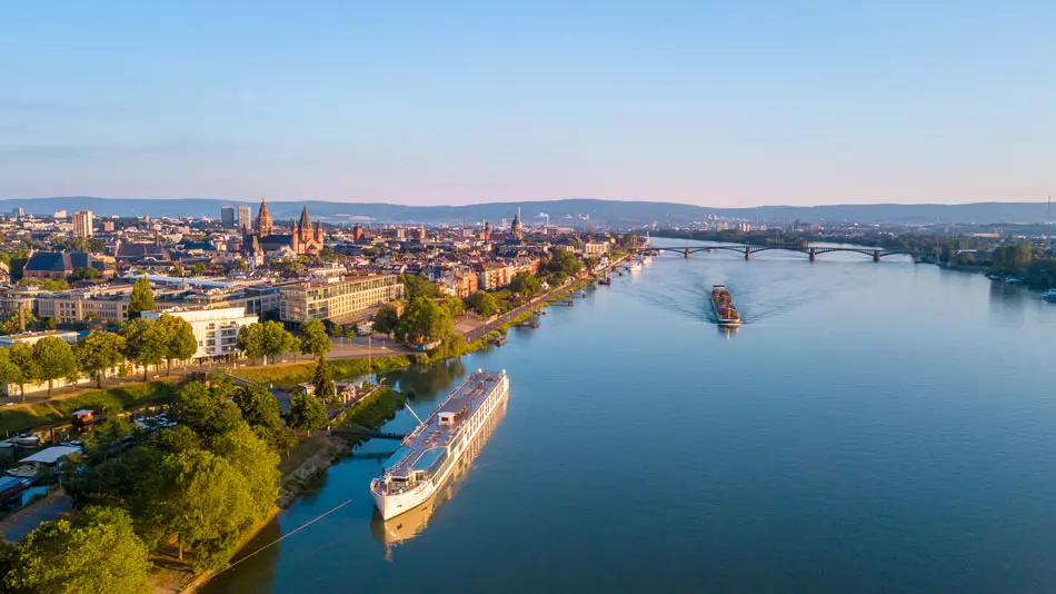 Vue aérienne du Rhin et ses bateaux de croisière fluviale
