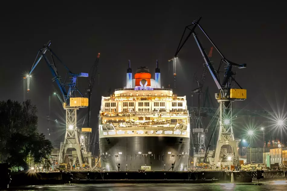 Vue de la hauteur du Queen Mary 2 dans un chantier naval