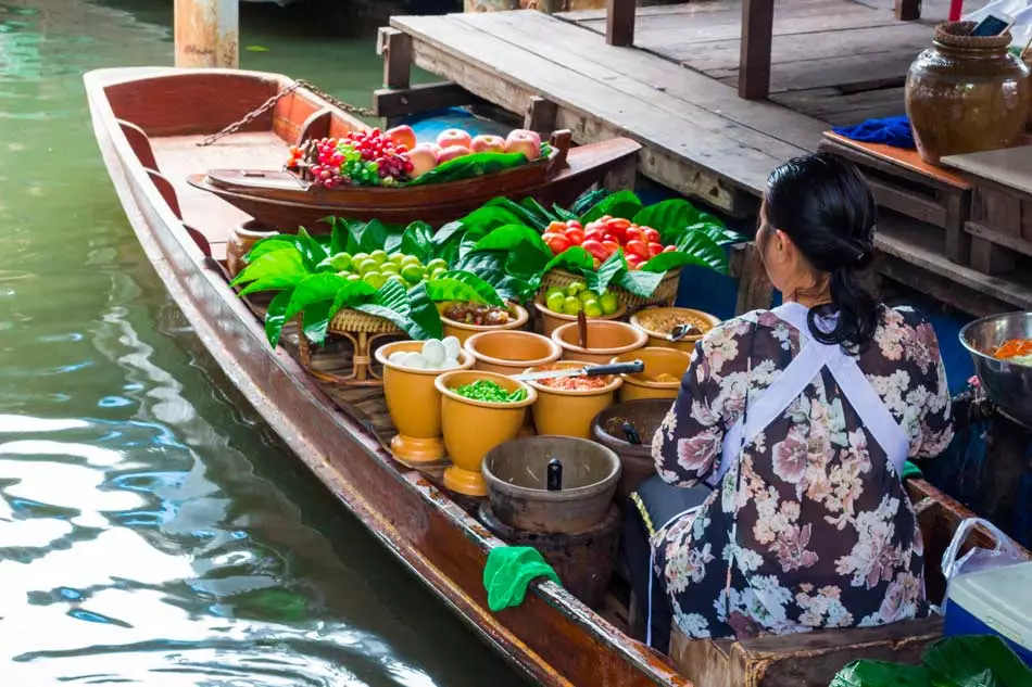 Une échoppe d'un marché flottant en Asie du Sud-Est